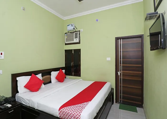 Capital O 11480 Hotel Blue Star
