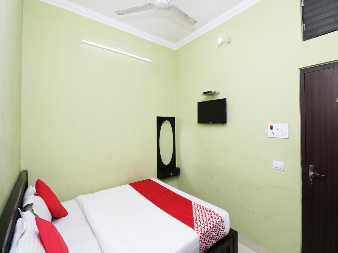 Capital O 11480 Blue Star Hotel Varanasi